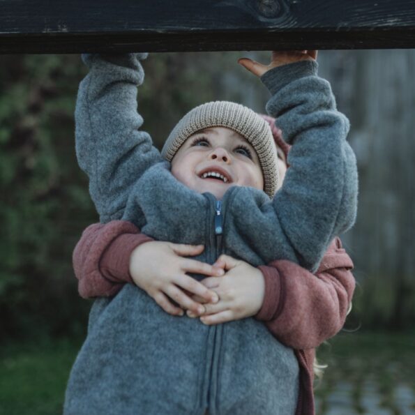 Kurtka dziecięca z wełny merino na chłodne dni – naturalne ciepło, oddychająca i przyjazna skórze dziecka.